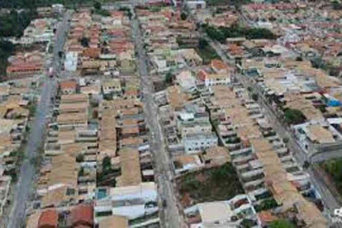 Ladrões cercaram o policial na principal avenida do Bairro Floresta Encantada em Esmeraldas
- (crédito: Reprodução/Redes Sociais) Ladrões cercaram o policial na principal avenida do Bairro Floresta Encantada em Esmeraldas
- (crédito: Reprodução/Redes Sociais)