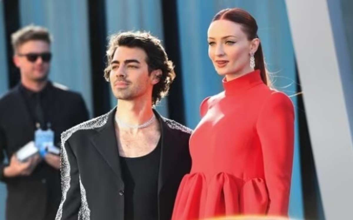Joe Jonas fala de divórcio de Sophie Turner no palco durante show