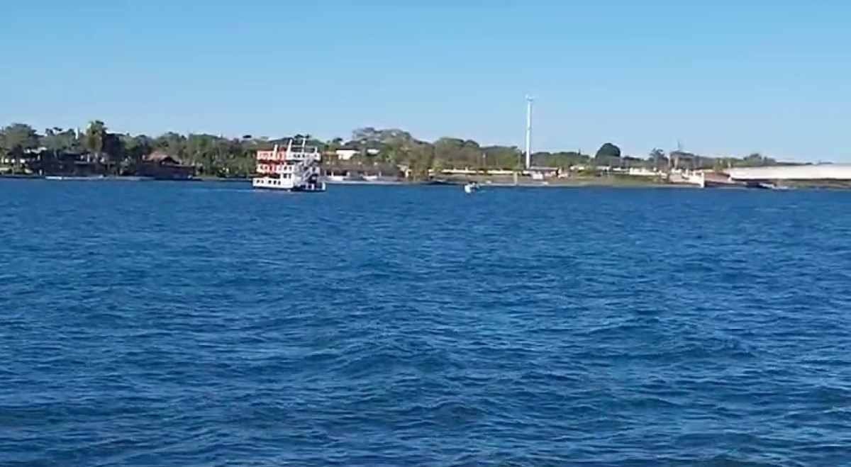 Vídeo: embarcação à deriva no Lago mobiliza Bombeiros e Marinha