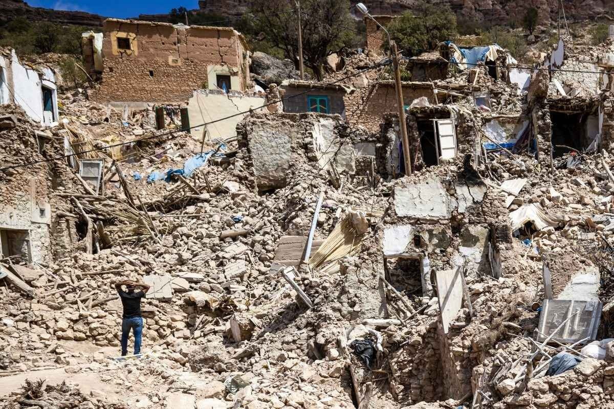 Morador observa casas derrubadas pelo terremoto, no vilarejo de Douzrou: quase 3 mil mortos