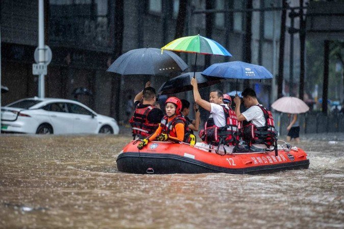 As fortes chuvas de um tufão no sul da China na semana ada provocaram inundações em Hong Kong e outras áreas - (crédito: AFP) As fortes chuvas de um tufão no sul da China na semana ada provocaram inundações em Hong Kong e outras áreas - (crédito: AFP)