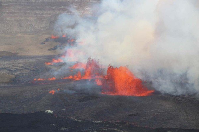 Vulcão Kilauea, no Havaí, entrou em erupção por volta das 10h15 (horário de Brasília), no domingo - (crédito: AFP) Vulcão Kilauea, no Havaí, entrou em erupção por volta das 10h15 (horário de Brasília), no domingo - (crédito: AFP)