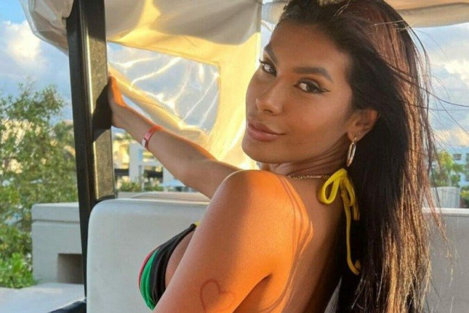Em nova fase da carreira, Pocah rasga elogios a Anitta: Em nova fase da carreira, Pocah rasga elogios a Anitta: