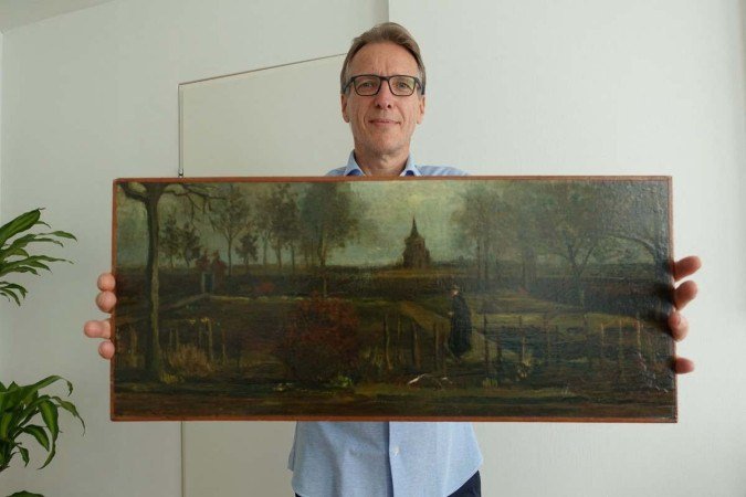 Uma foto divulgada pelo detetive de arte holandês Arthur Brand mostra um retrato dele posando com o título de pintura 