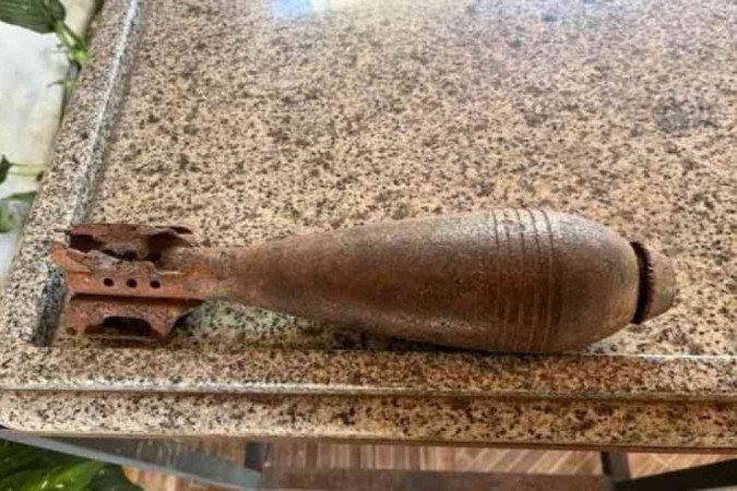 Mulher encontra granada durante pescaria no Triângulo Mineiro - (crédito: EM Gerais) Mulher encontra granada durante pescaria no Triângulo Mineiro - (crédito: EM Gerais)