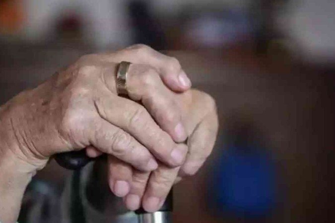 Idosa vai a pé a bancos e perde R$ 7 mil em falso sequestro da filha em MG - (crédito: EM Gerais) Idosa vai a pé a bancos e perde R$ 7 mil em falso sequestro da filha em MG - (crédito: EM Gerais)