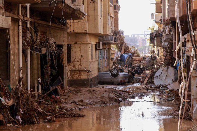 Carros capotados estavam entre outros destroços causados ??pelas inundações repentinas em Derna, no leste da Líbia - (crédito: AFP) Carros capotados estavam entre outros destroços causados ??pelas inundações repentinas em Derna, no leste da Líbia - (crédito: AFP)