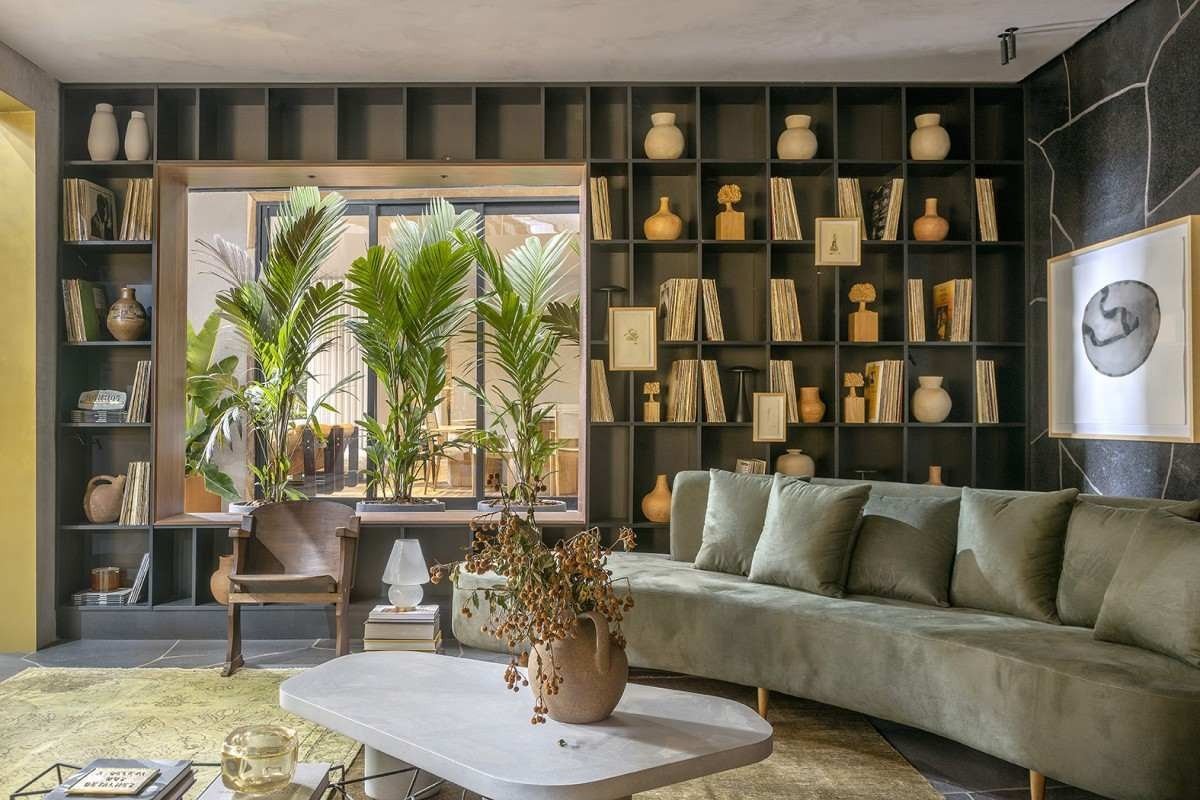 Projeto Lounge Soul Brasília, da arquiteta Flavia Nars, em que ela utiliza o sofá orgânico