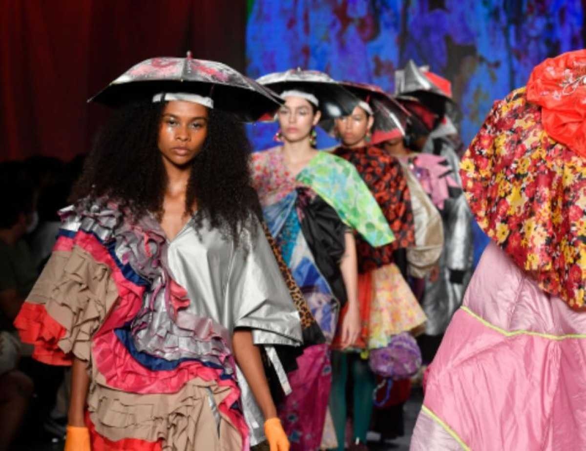 Trama Afetiva exibindo peças no Brasil Eco Fashion Week 2022
