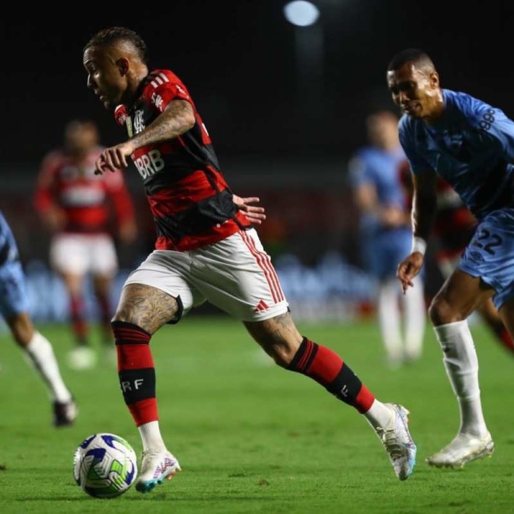 Wesley recebe apoio de jogadores do Fla após expulsão no jogo