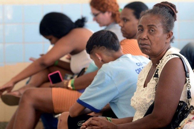  Maria do Socorro sofre com dores no joelho à espera de médico