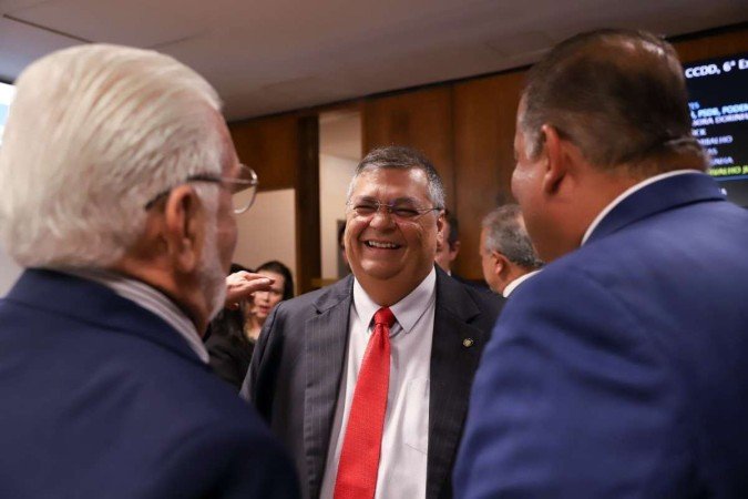 Dino descontrai pouco antes da sess&atilde;o da CCDD: novo embate com Morro sobre coopera&ccedil;&atilde;o com a Su&iacute;&ccedil;a