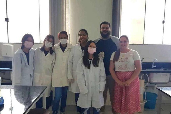 Equipe do Colégio Estadual Conselheiro Carrão cria biodiesel à base de óleo de cozinha - (crédito: Reprodução/Instagram @prefeituraassai) Equipe do Colégio Estadual Conselheiro Carrão cria biodiesel à base de óleo de cozinha - (crédito: Reprodução/Instagram @prefeituraassai)