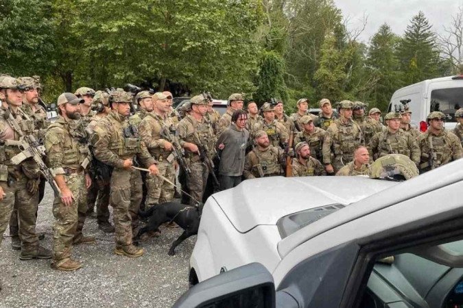 Agentes que participaram da operação tiraram foto com Danilo (acima) 
