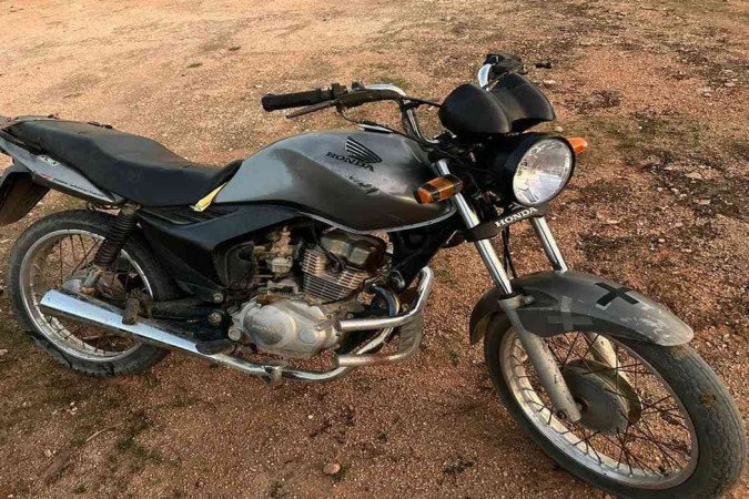 Os policiais fizeram buscas na casa e encontraram uma moto, que teria sido usado no crime. O veículo foi apreendido. - (crédito: Divulgação/PMMG) Os policiais fizeram buscas na casa e encontraram uma moto, que teria sido usado no crime. O veículo foi apreendido. - (crédito: Divulgação/PMMG)