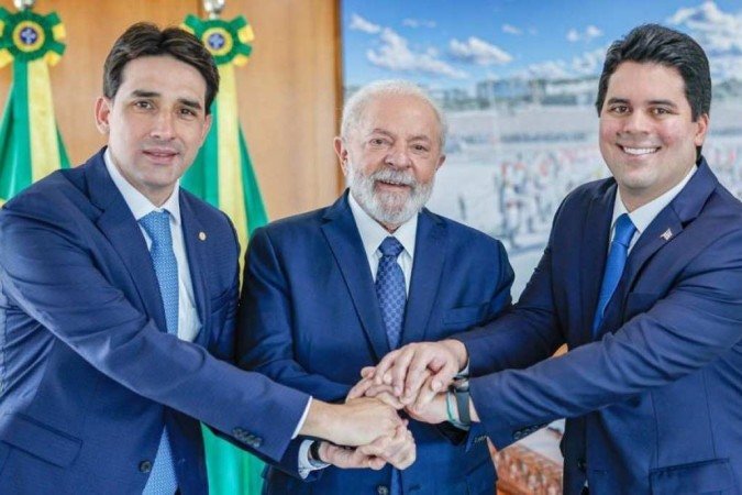 O presidente Lula deu posse a Silvio Costa Filho, André Fufuca e Márcio França em uma cerimônia fechada a familiares dos empossados
- (crédito: Gabinete: Ricardo Stucker / PR) O presidente Lula deu posse a Silvio Costa Filho, André Fufuca e Márcio França em uma cerimônia fechada a familiares dos empossados
- (crédito: Gabinete: Ricardo Stucker / PR)