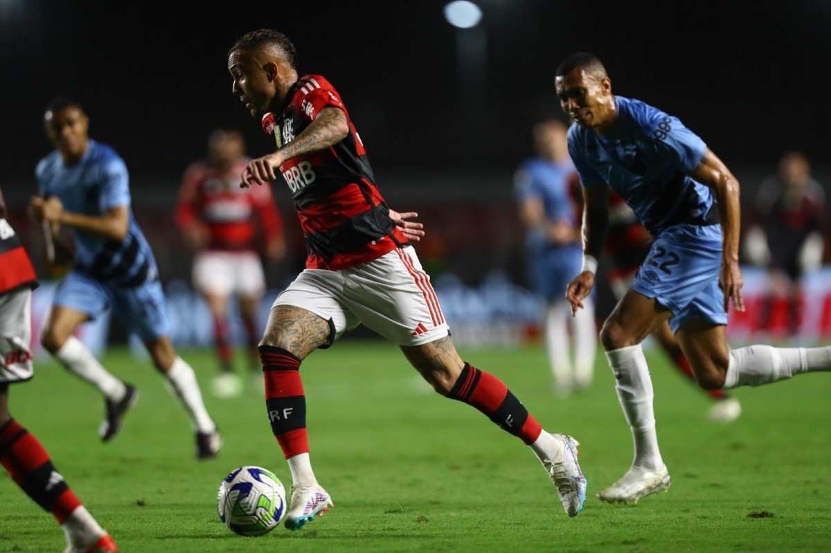 GloboEsporte.com > Futebol > Flamengo - NOTÍCIAS - CURTINHAS: Andrade  aparece no clube com esparadrapos na orelha