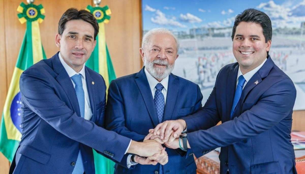 Lula dá posse a novos ministros em cerimônia fechada no Planalto