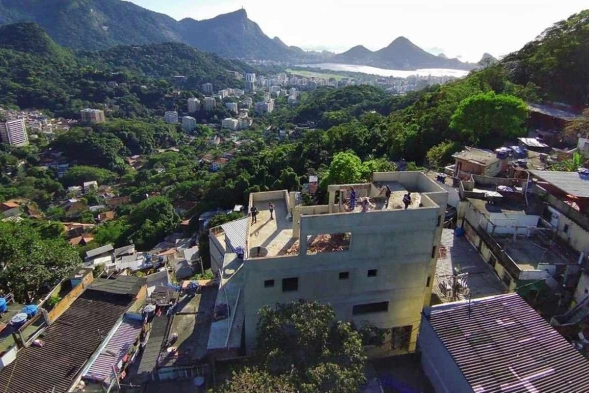 Mansão do tráfico, avaliada em R$ 2,5 milhões, é derrubada na Rocinha