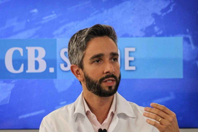   14/09/2023 Crédito: Kayo Magalhães/CB/D.A Press. Brasilia - DF. CB.Saúde recebe Henrique Valle Lacerda, infectologista do Hospital Brasília. Na bancada: Adriana Bernardes e Ronayre Nunes.