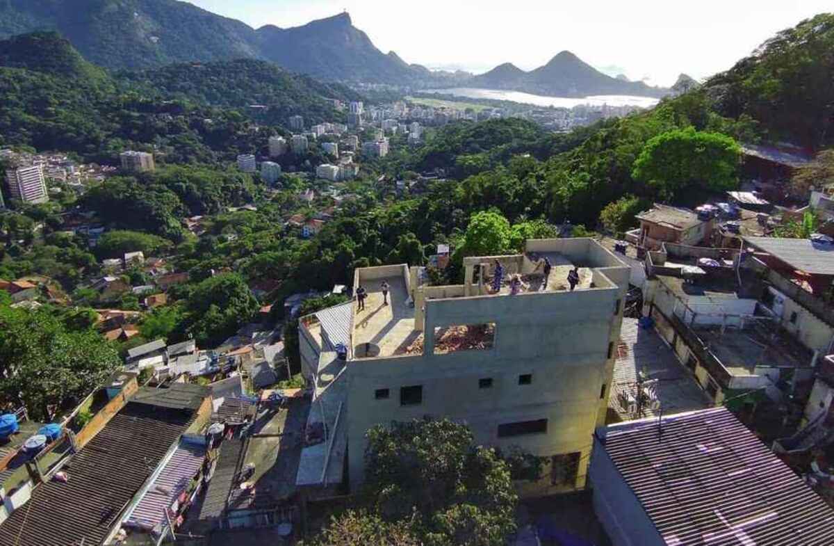 Mansão do tráfico, avaliada em R$ 2,5 milhões, é derrubada na Rocinha