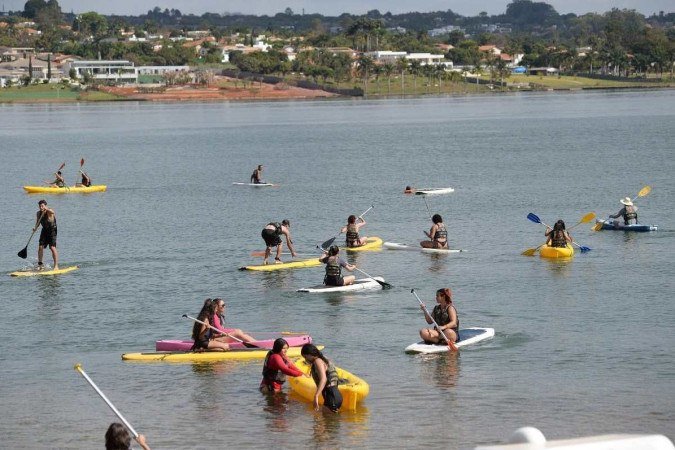 Orla do Lago Paranoá, próximo à Ponte JK, é um dos pontos de refúgio do calor - (crédito: Fotos: Minervino Júnior/CB/D.A.Press)
Orla do Lago Paranoá, próximo à Ponte JK, é um dos pontos de refúgio do calor - (crédito: Fotos: Minervino Júnior/CB/D.A.Press)