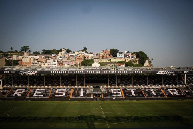 Vista geral de São Januário e da comunidade da Barreira do Vasco: acordo com o MP permite que o time carioca volte a jogar com torcida no estádio -  (crédito: Matheus Lima/Vasco)