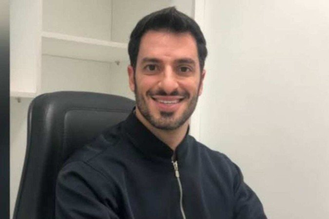 O dentista Gustavo Najjar, 37 anos, foi preso, na última terça-feira (12/9), por estupro de uma paciente de 37 anos. Além dela, outras vítimas foram ouvidas na 5ª Delegacia de Polícia (Asa Norte), responsável pelo caso - (crédito: Reprodução/ Redes Sociais) O dentista Gustavo Najjar, 37 anos, foi preso, na última terça-feira (12/9), por estupro de uma paciente de 37 anos. Além dela, outras vítimas foram ouvidas na 5ª Delegacia de Polícia (Asa Norte), responsável pelo caso - (crédito: Reprodução/ Redes Sociais)