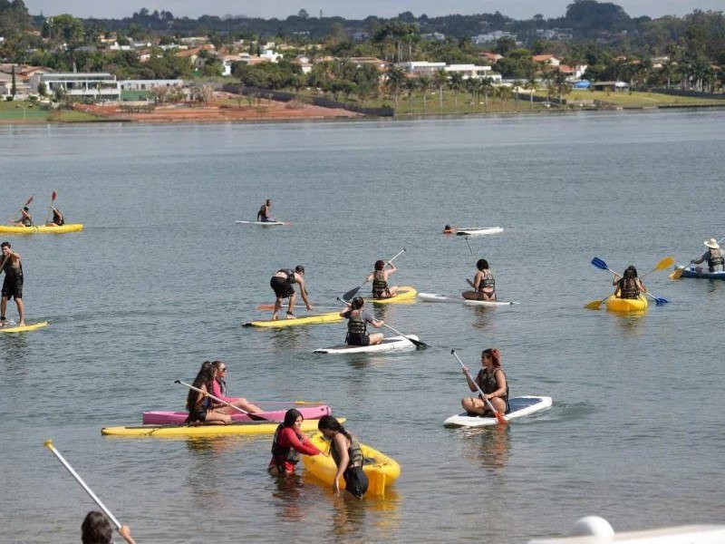 Caiaques e pranchas no Lago Paranoá