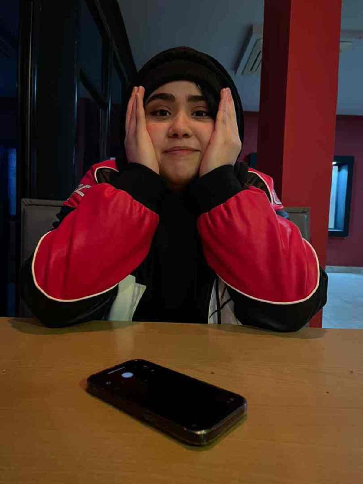 Amna Khalid Alameen, em foto tirada pela amiga Aisha Al-Hassadi, morta na tragédia  