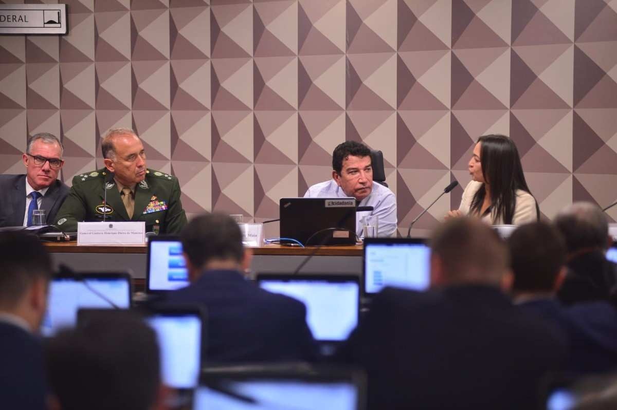 General Dutra se contradiz e Eliziane Gama é aplaudida ao defender acareação