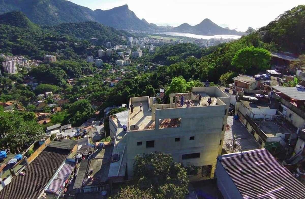 Mansão do tráfico, avaliada em R$ 2,5 milhões, é derrubada na Rocinha