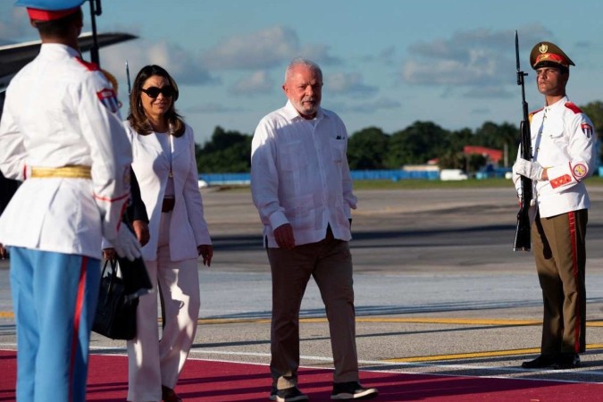 Lula, ao lado de Rosângela da Silva, a Janja, desembarca em Cuba para participar da Cúpula G77 China  -  (crédito: Yamil Lage / AFP)