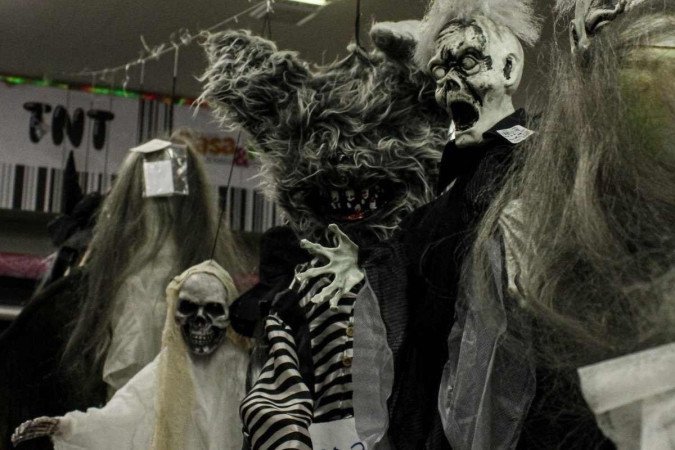  15/09/2023 Crédito: Kayo Magalhães/CB/D.A Press. Brasilia - DF. Cidades. Expectativa do comércio para o halloween. Na foto, Iolanda de Oliveira, 54, gerente da Casa e Festa. 