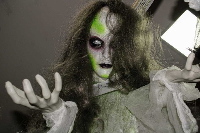  15/09/2023 Crédito: Kayo Magalhães/CB/D.A Press. Brasilia - DF. Cidades. Expectativa do comércio para o halloween. Na foto, Iolanda de Oliveira, 54, gerente da Casa e Festa. 