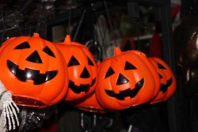  15/09/2023 Crédito: Kayo Magalhães/CB/D.A Press. Brasilia - DF. Cidades. Expectativa do comércio para o halloween. Na foto, Iolanda de Oliveira, 54, gerente da Casa e Festa. 