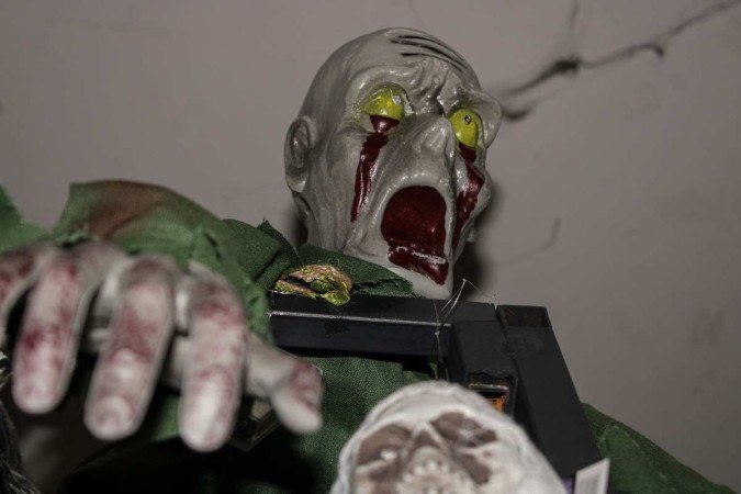  15/09/2023 Crédito: Kayo Magalhães/CB/D.A Press. Brasilia - DF. Cidades. Expectativa do comércio para o halloween. Na foto, Iolanda de Oliveira, 54, gerente da Casa e Festa. 