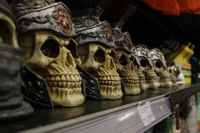  15/09/2023 Crédito: Kayo Magalhães/CB/D.A Press. Brasilia - DF. Cidades. Expectativa do comércio para o halloween. Na foto, Iolanda de Oliveira, 54, gerente da Casa e Festa. 