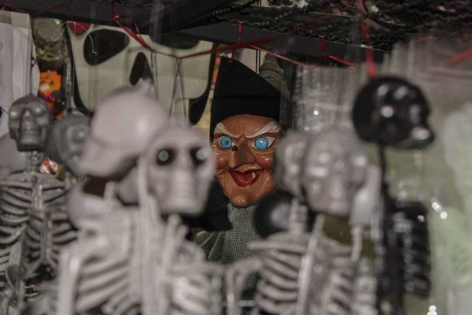  15/09/2023 Crédito: Kayo Magalhães/CB/D.A Press. Brasilia - DF. Cidades. Expectativa do comércio para o halloween. Na foto, Iolanda de Oliveira, 54, gerente da Casa e Festa. 