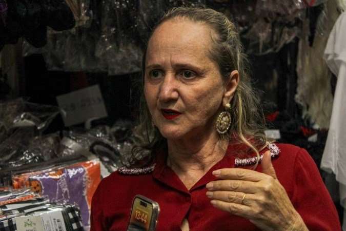  15/09/2023 Crédito: Kayo Magalhães/CB/D.A Press. Brasilia - DF. Cidades. Expectativa do comércio para o halloween. Na foto, Iolanda de Oliveira, 54, gerente da Casa e Festa. 