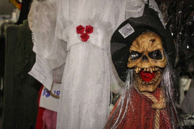  15/09/2023 Crédito: Kayo Magalhães/CB/D.A Press. Brasilia - DF. Cidades. Expectativa do comércio para o halloween. Na foto, Iolanda de Oliveira, 54, gerente da Casa e Festa. 