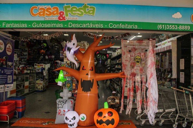  15/09/2023 Crédito: Kayo Magalhães/CB/D.A Press. Brasilia - DF. Cidades. Expectativa do comércio para o halloween. Na foto, Iolanda de Oliveira, 54, gerente da Casa e Festa. 