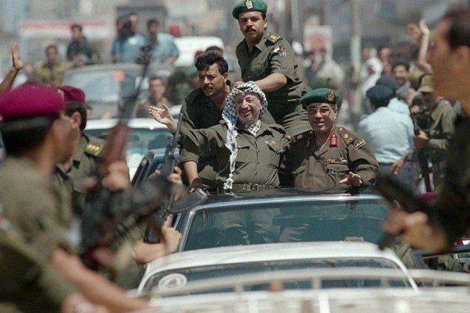 Yasser Arafat regressou triunfalmente do exílio em julho de 1994. - (crédito: AFP) Yasser Arafat regressou triunfalmente do exílio em julho de 1994. - (crédito: AFP)