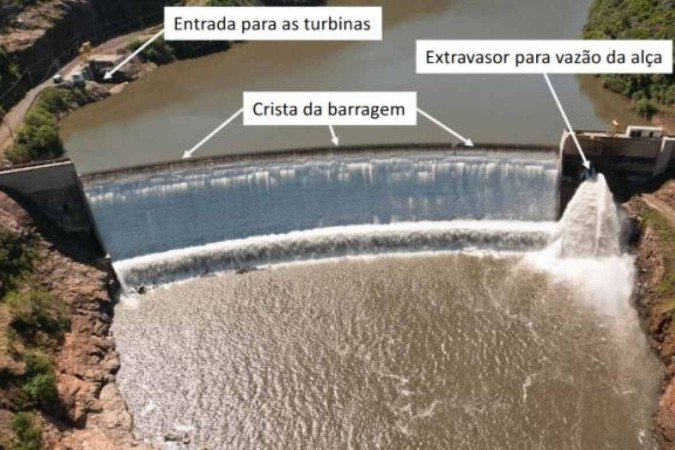 Barragem de Castro Alves não tem comportas. Água saindo no canto direito é constante e mantém a fauna e o uso no rio abaixo da barragem 
