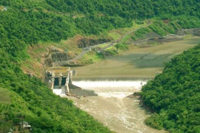 Quando há muita água na barragem, ela escoa pela crista, ou seja, passa por cima do barramento