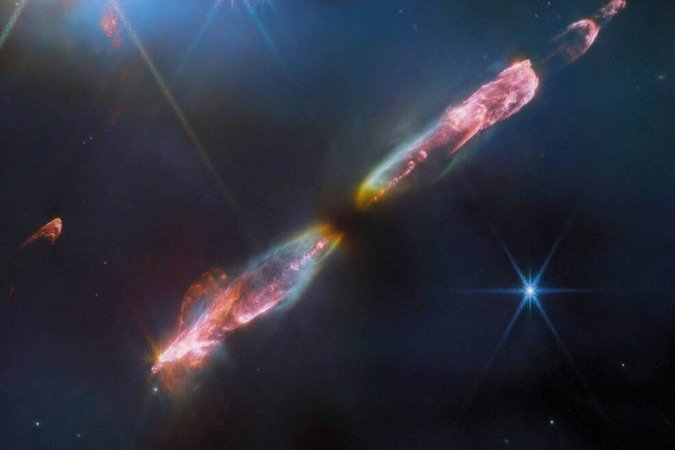 Os objetos Herbig-Haro são formados quando ventos estelares ou jatos de gás expelidos de estrelas recém-nascidas formam ondas de choque que colidem com gás e poeira próximos em alta velocidade - (crédito: Divulgação/ESA/Webb, NASA, CSA, T. Ray) Os objetos Herbig-Haro são formados quando ventos estelares ou jatos de gás expelidos de estrelas recém-nascidas formam ondas de choque que colidem com gás e poeira próximos em alta velocidade - (crédito: Divulgação/ESA/Webb, NASA, CSA, T. Ray)