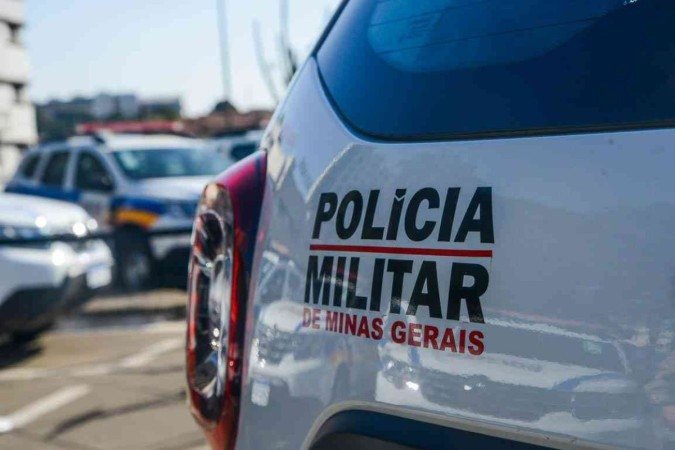 Mulher também acabou presa em decorrência de um mandado em aberto - (crédito: Dirceu Aurélio/Imprensa MG) Mulher também acabou presa em decorrência de um mandado em aberto - (crédito: Dirceu Aurélio/Imprensa MG)