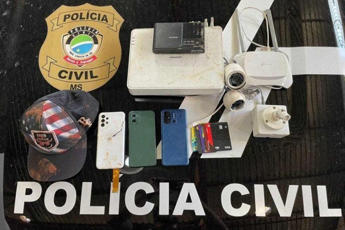 Os objetos da vítima estavam espalhados pela mata perto de uma rodovia - (crédito: Polícia Civil) Os objetos da vítima estavam espalhados pela mata perto de uma rodovia - (crédito: Polícia Civil)