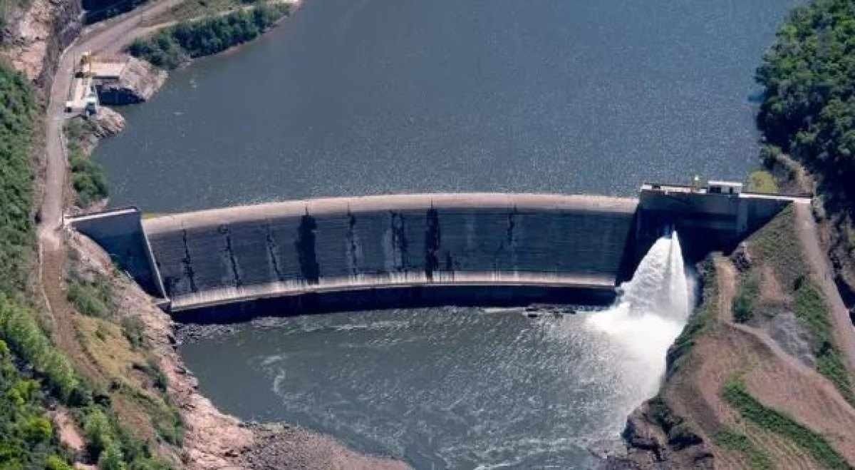 Barragem de Castro Alves não tem comportas. Água saindo no canto direito é constante e mantém a fauna e o uso no rio abaixo da barragem 