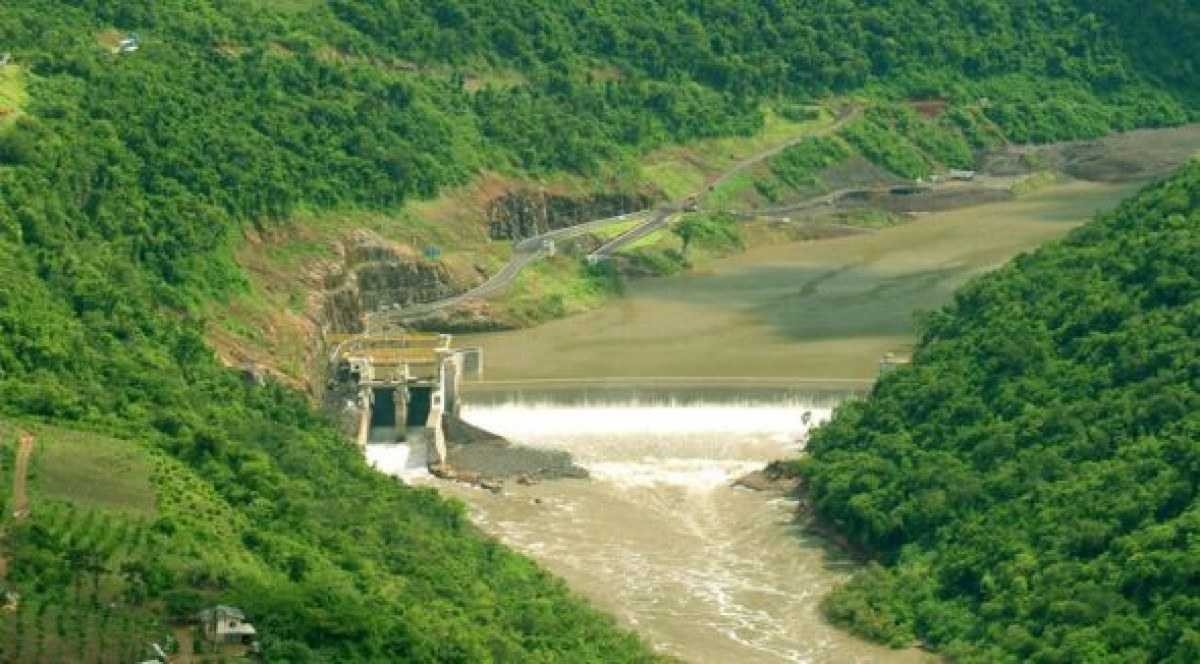 Quando há muita água na barragem, ela escoa pela crista, ou seja, passa por cima do barramento
